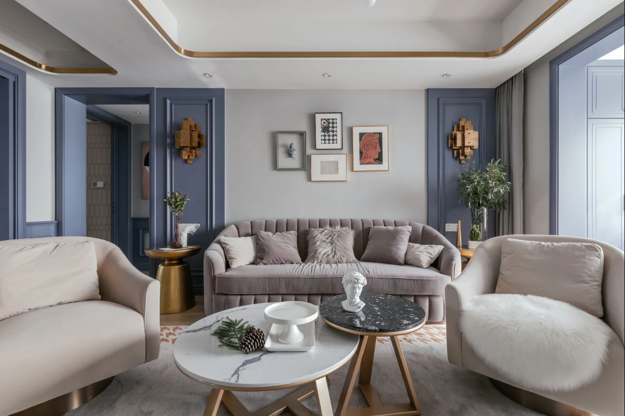 132㎡美式輕奢，墻面藍(lán)色造型，吊頂金屬線框，營(yíng)造出溫情華麗